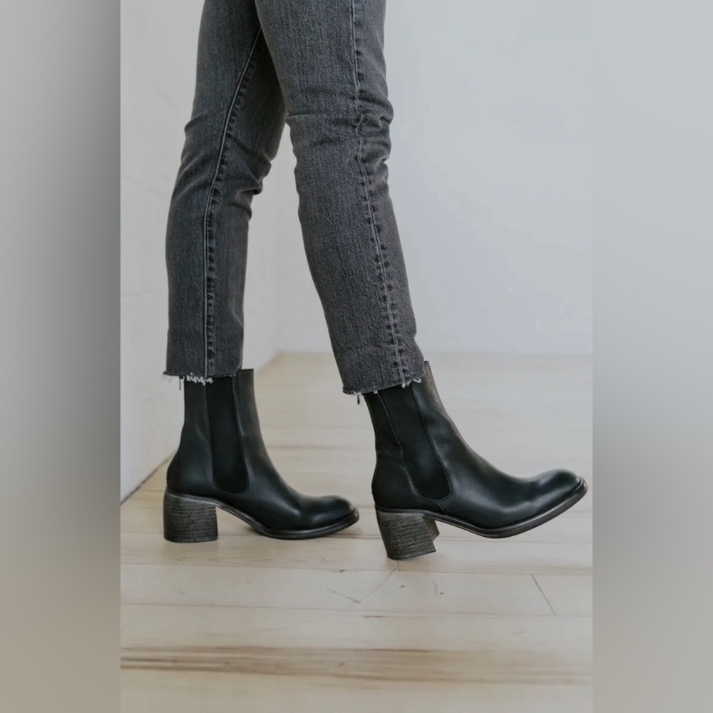 Free People NEW Essential Black Leather Chelsea Boots Chunky Heel - Size US 8.5
